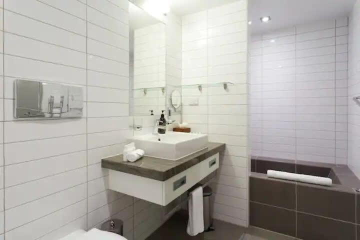 Stunning Lakeview 1 Bedroom Apartment Queenstown Luaran gambar